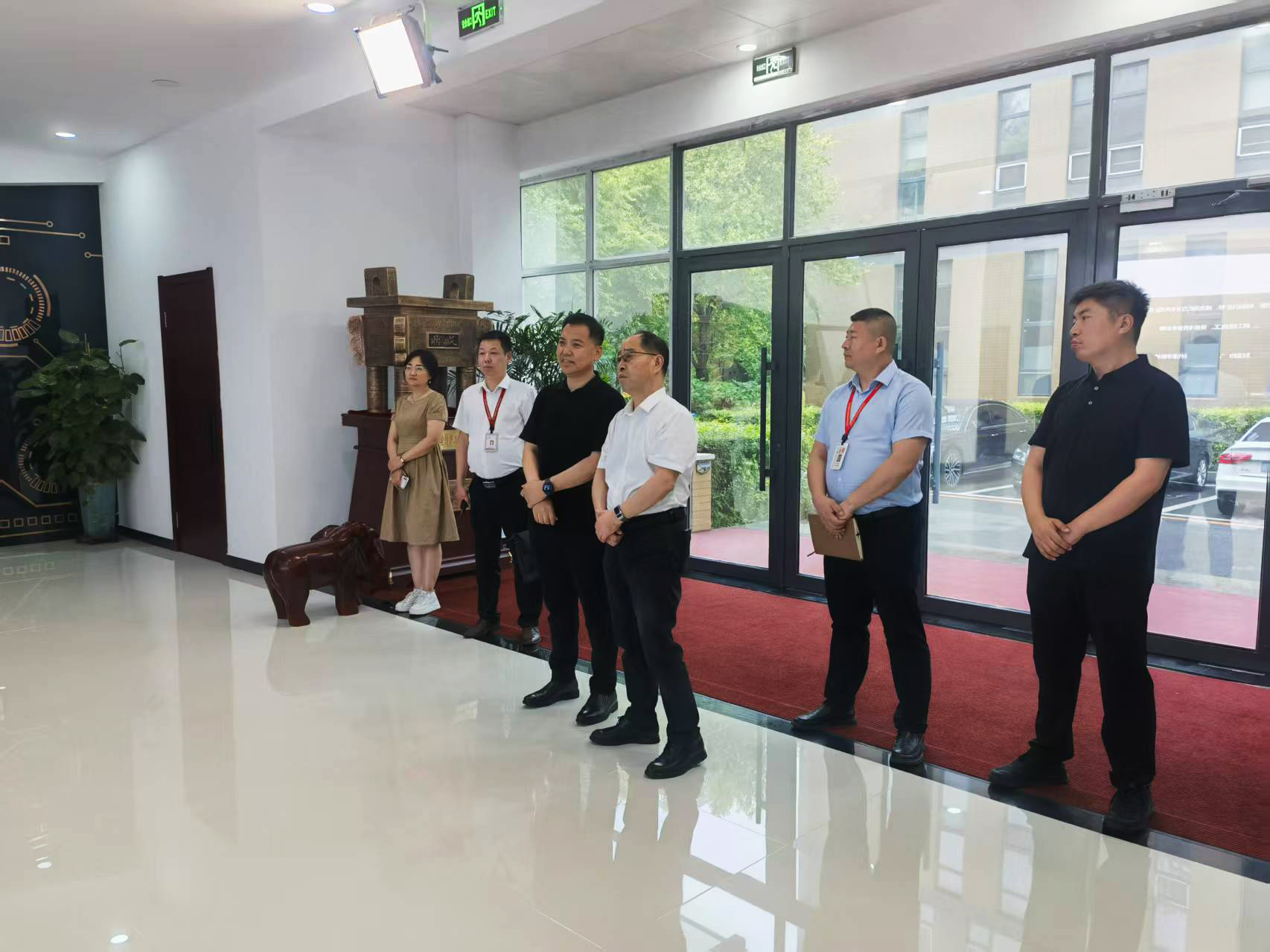 中國聯(lián)通長春分公司黨委書記、總經(jīng)理張宏光一行到吉林泰華集團(tuán)調(diào)研交流
